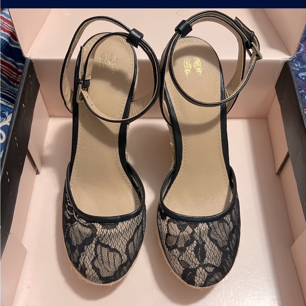 Victoria’s Secret Laci wedge black/tan size 7